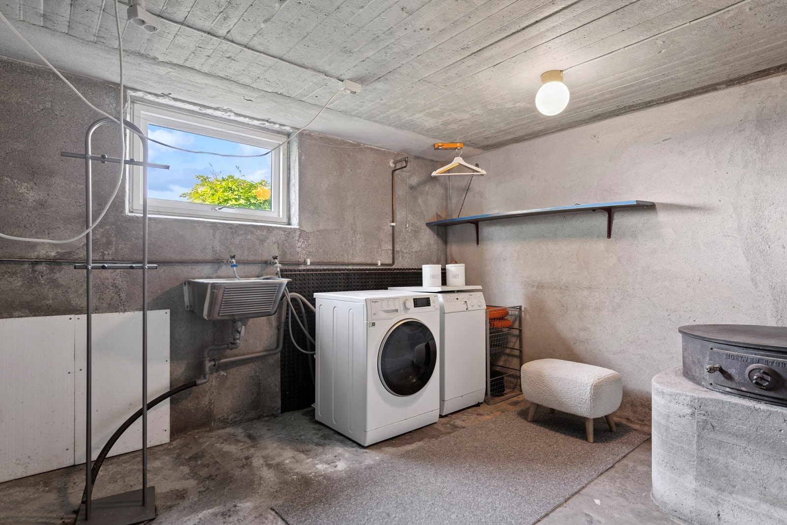 Stor kum og opplegg for vaskemaskin i et av kjellerrommene. Galleribilde