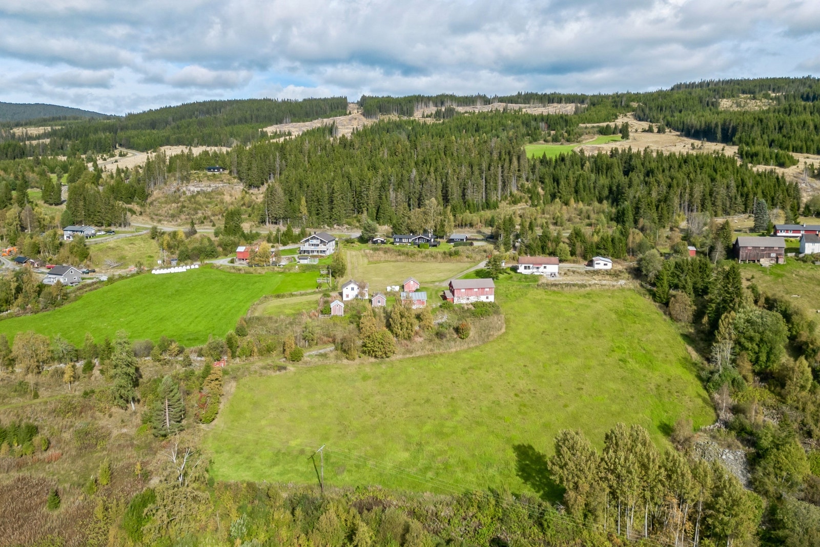 Eiendommen ligger flott og landlig til i den solrike hellingen. Galleribilde