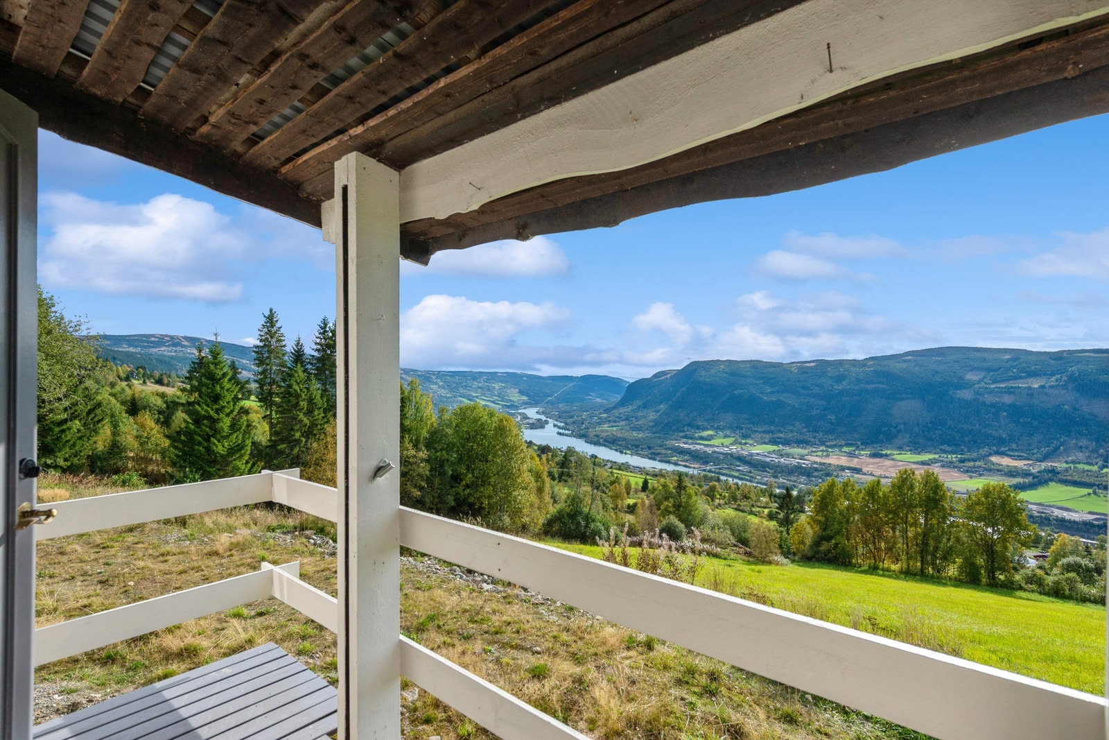 En utsikt mot kulturlandskapet, Lågen og Øyer. Galleribilde
