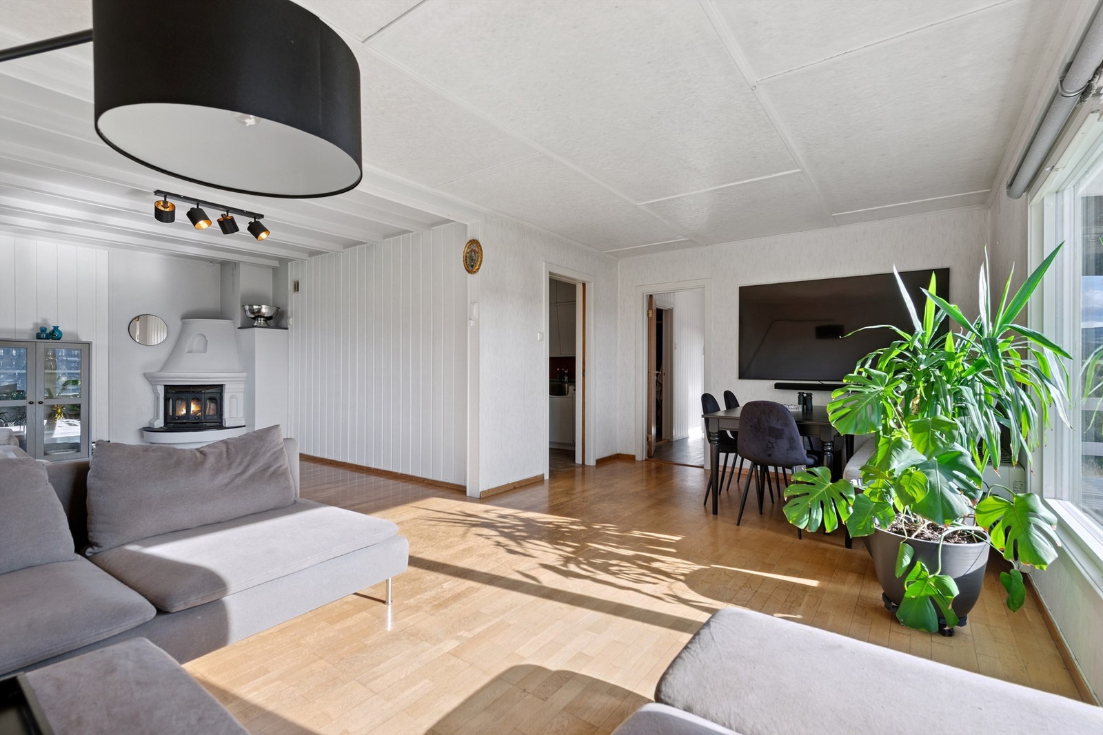 Stuen har fin plass til både sofagruppe og spisestuemøbler. Galleribilde