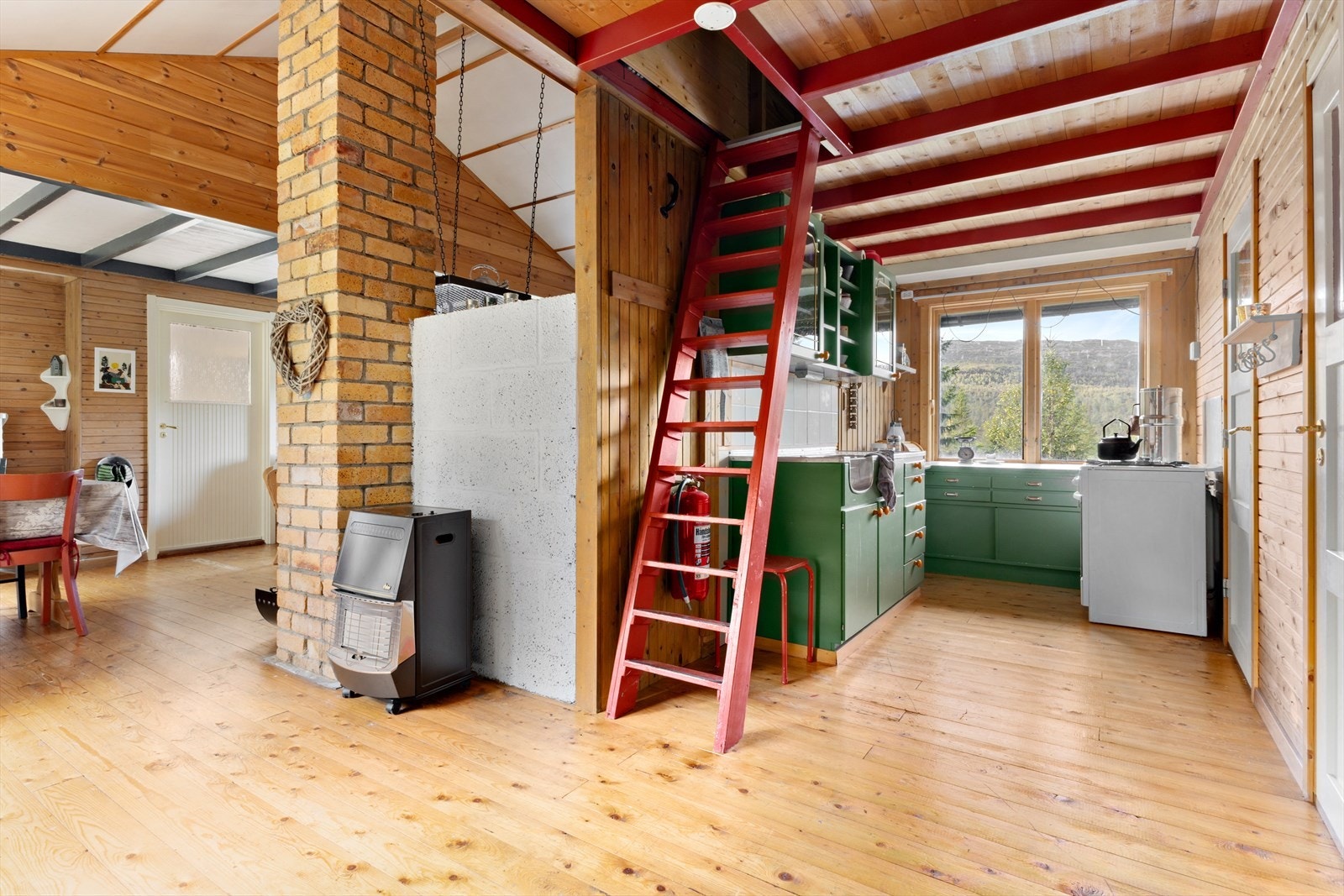 Kjøkken mot stue. Galleribilde