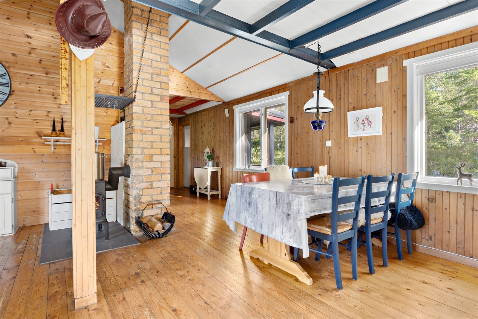 Spisestue mot hovedinngang og 2 av soverommene. Galleribilde