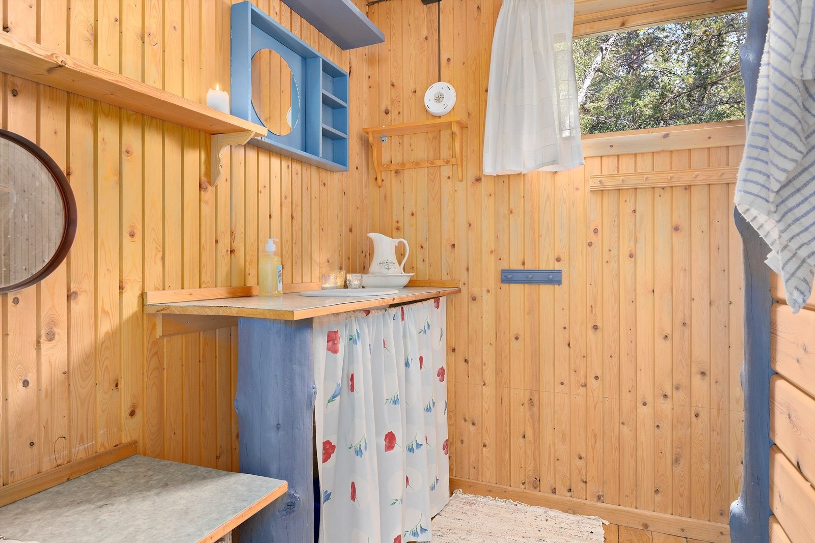 Sanitærrommet har utslagsvask og dusjkabinett. Galleribilde