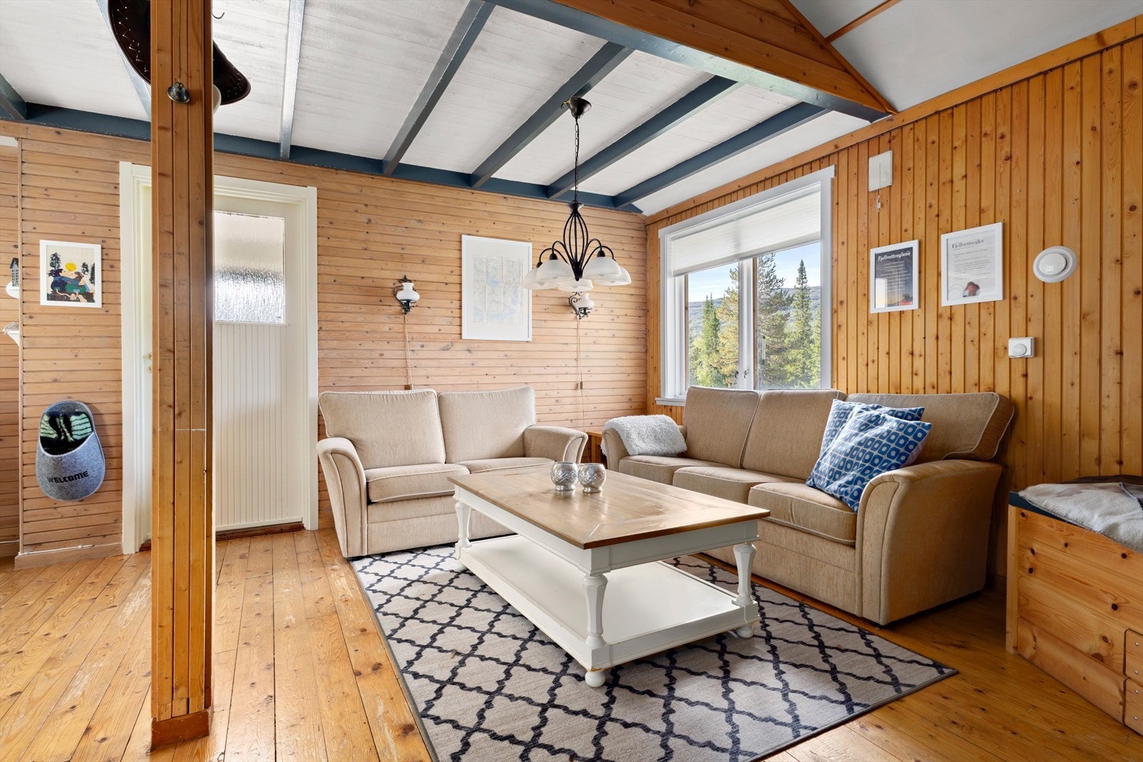 Stue. Fra stuevinduet ser du Mofjellet og ned mot elven. Galleribilde