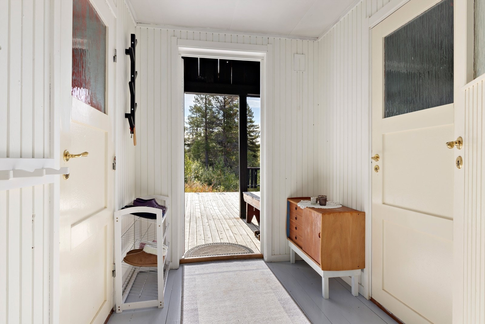 Inngangspartiet foran terrassen er dels takoverbygget og fører deg inn til gang og 2 soverom på hver side. Galleribilde