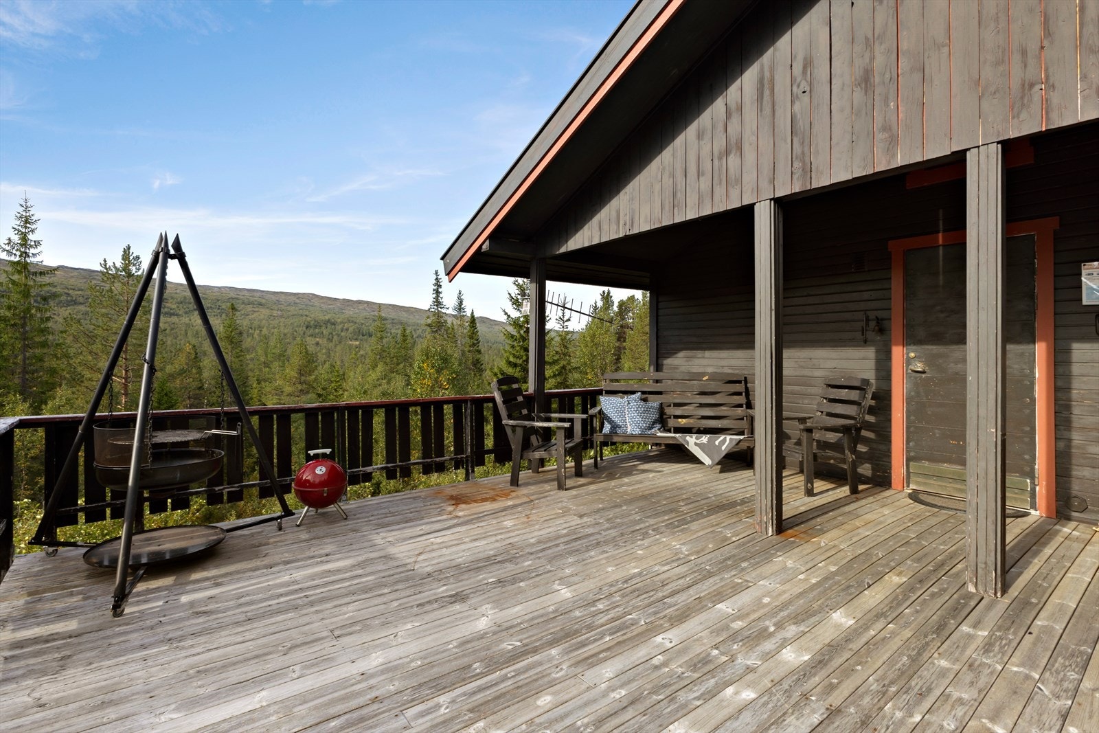 Her kan godværet nytes. Stor terrasse med dels takoverbygg. Galleribilde