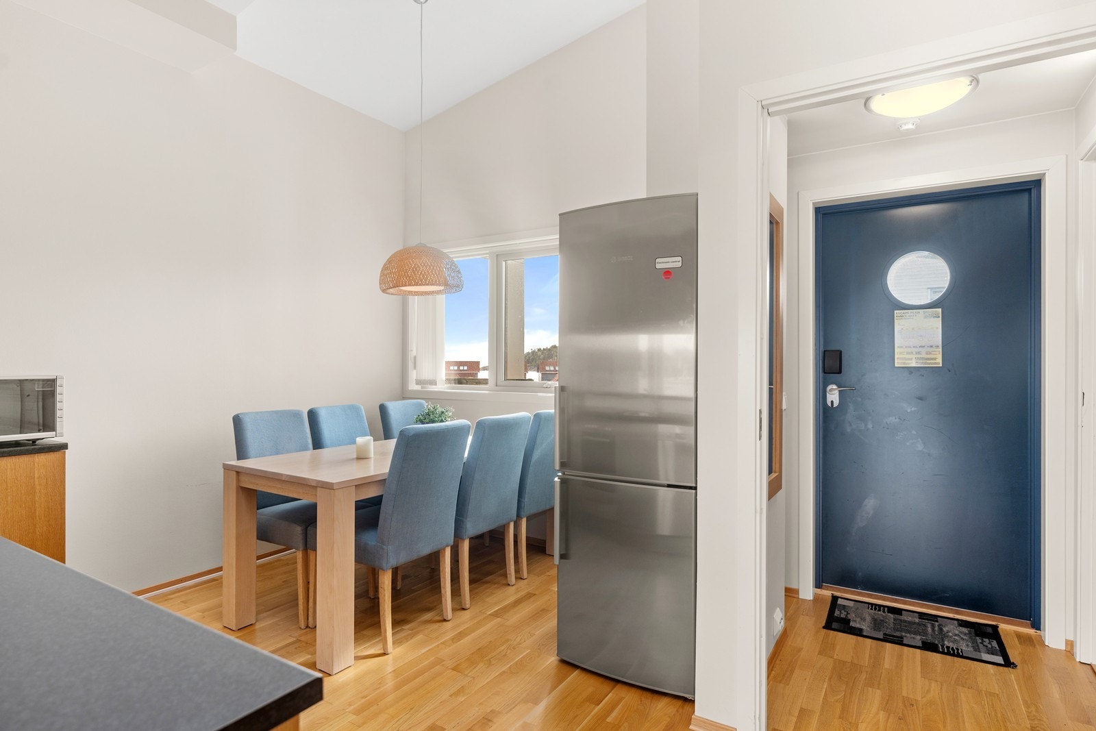 På kjøkkenet er det god plass til spisegruppe. Galleribilde