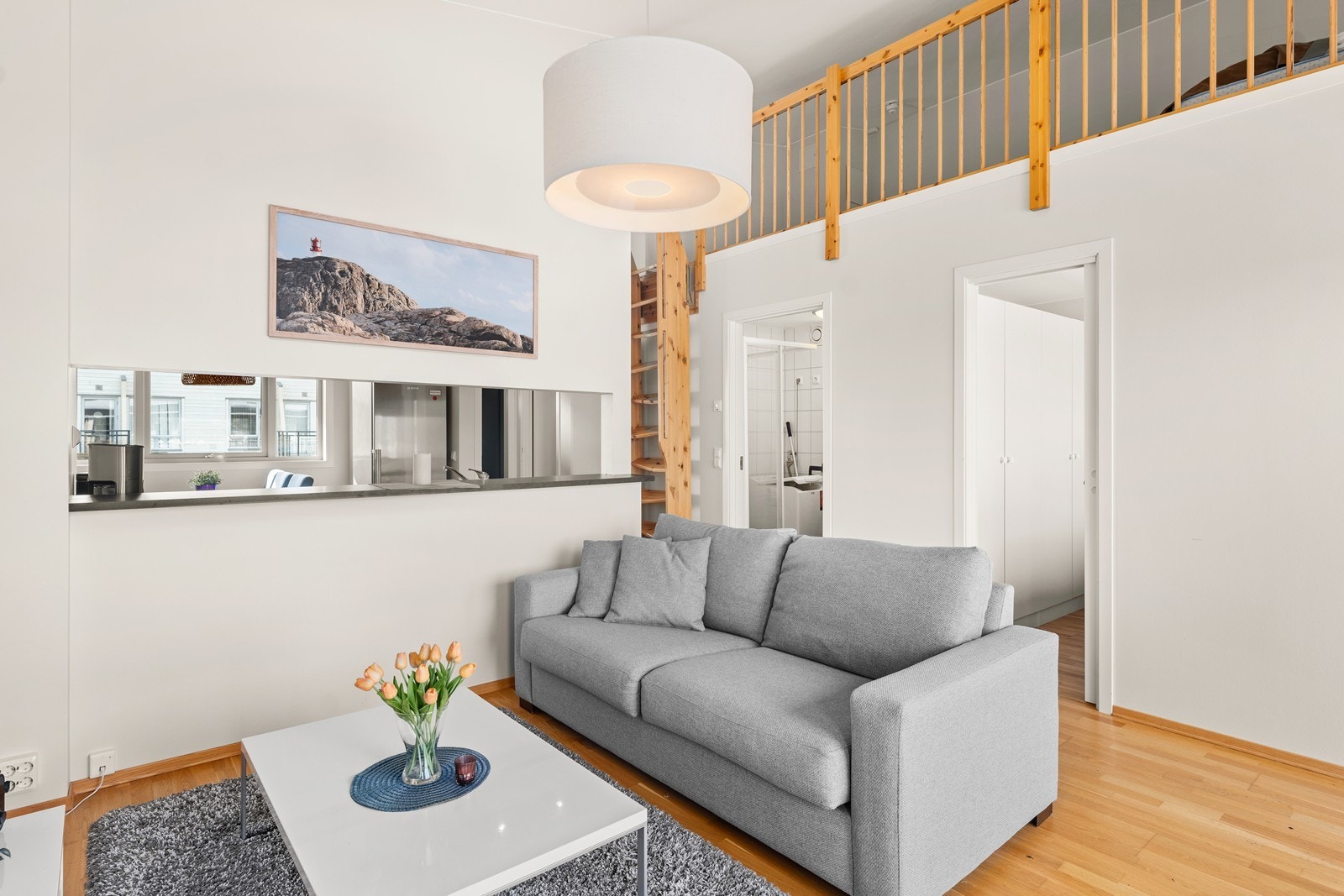 Første dør er inn til soverom og andre dør er inn til bad. Galleribilde