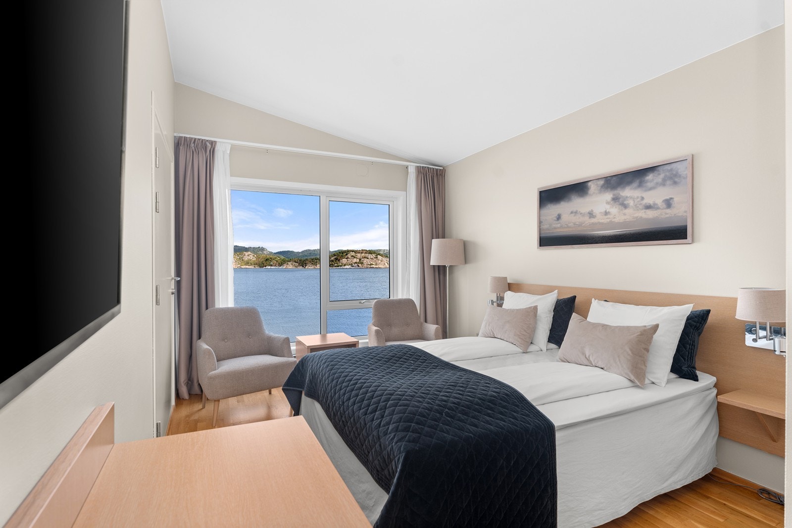 Hotellrom er delikat innredet og har eget bad. Galleribilde