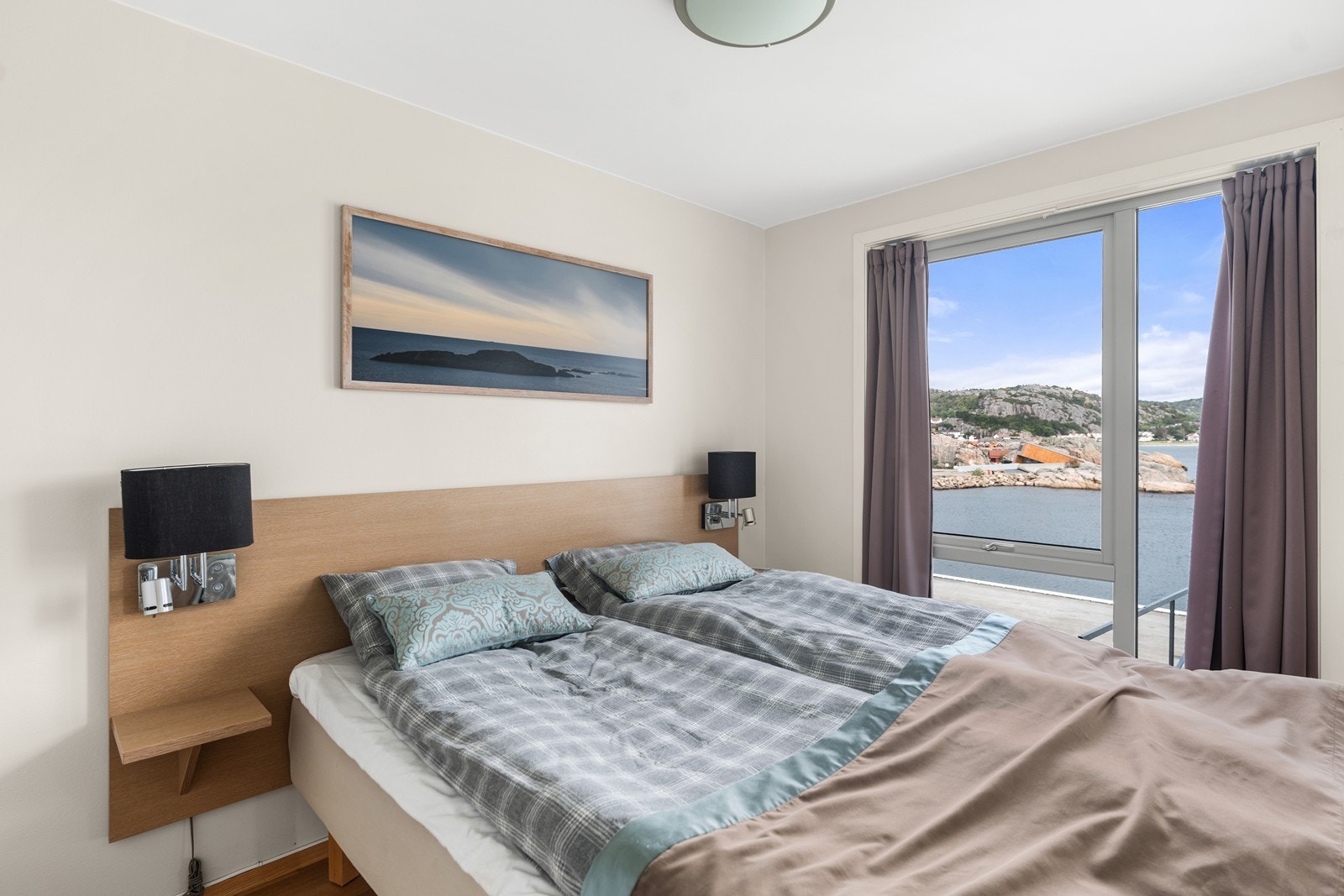 Hovedsoverom har store vindusflater og en nydelig utsikt utover sjøen. Galleribilde