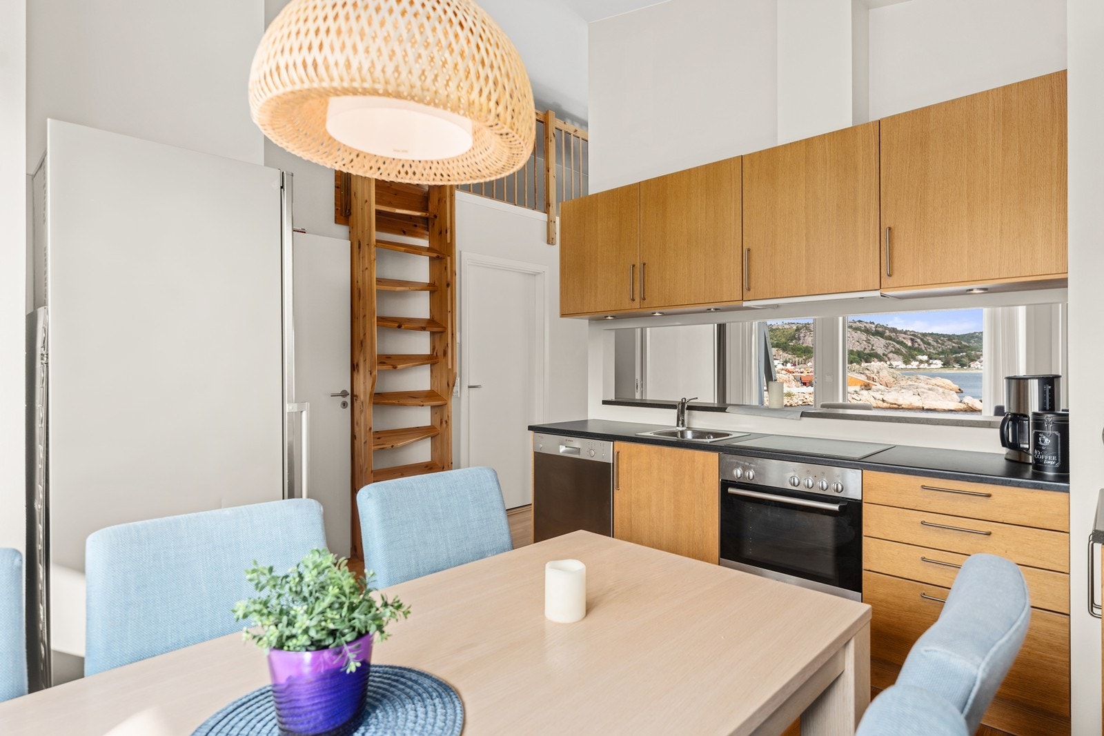 Kjøkkenet har god skap- og benkplass samt integrerte hvitevarer som medfølger salget. Galleribilde