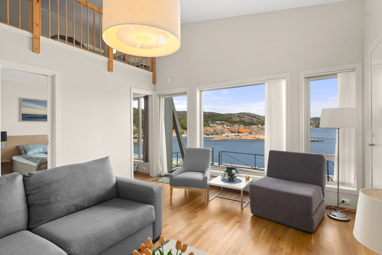 Åpent ned fra hems til stue. Galleribilde