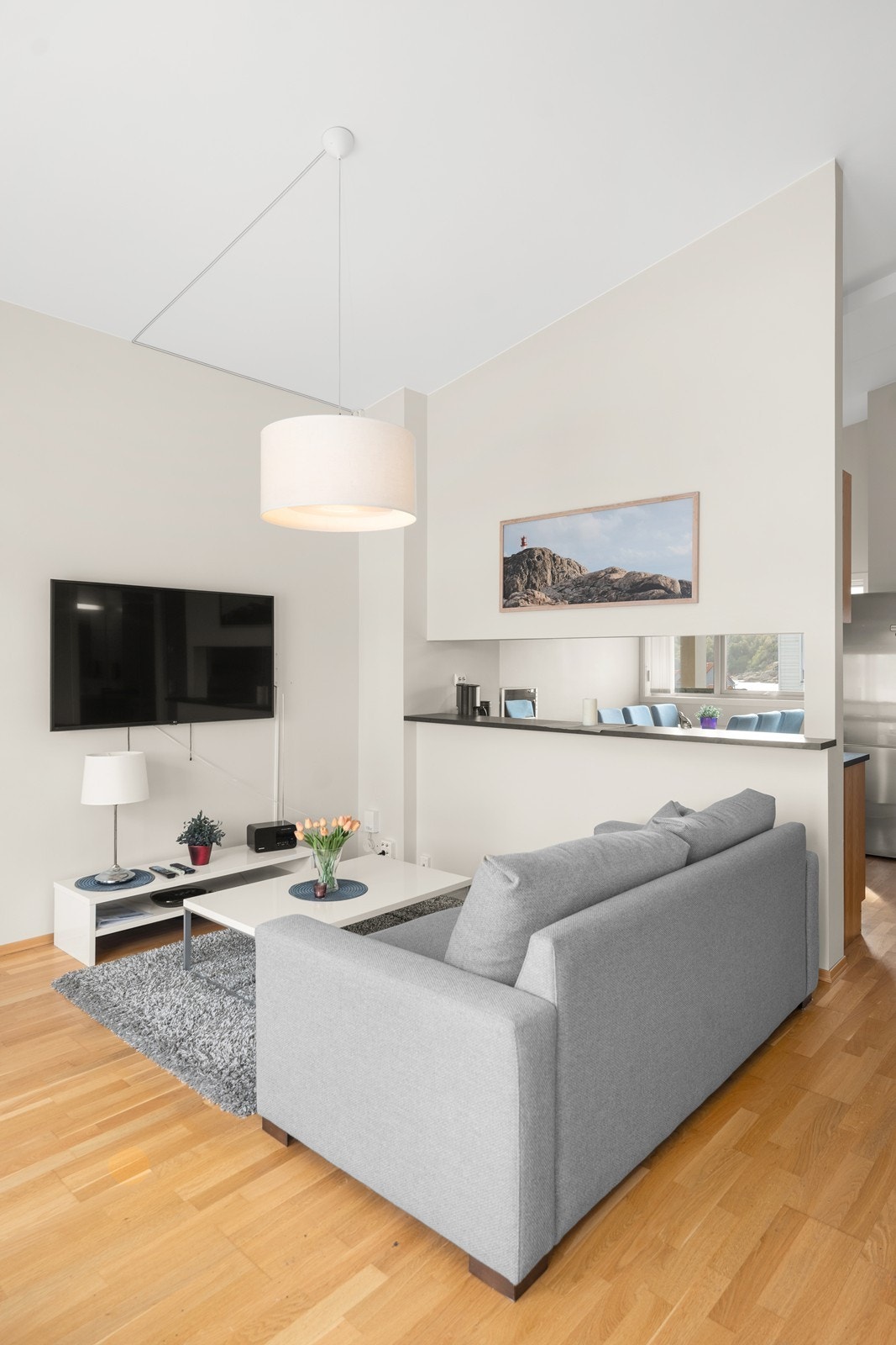 God takhøyde i leiligheten og store vindusflater som gjør at leiligheten føles luftig og fin Galleribilde