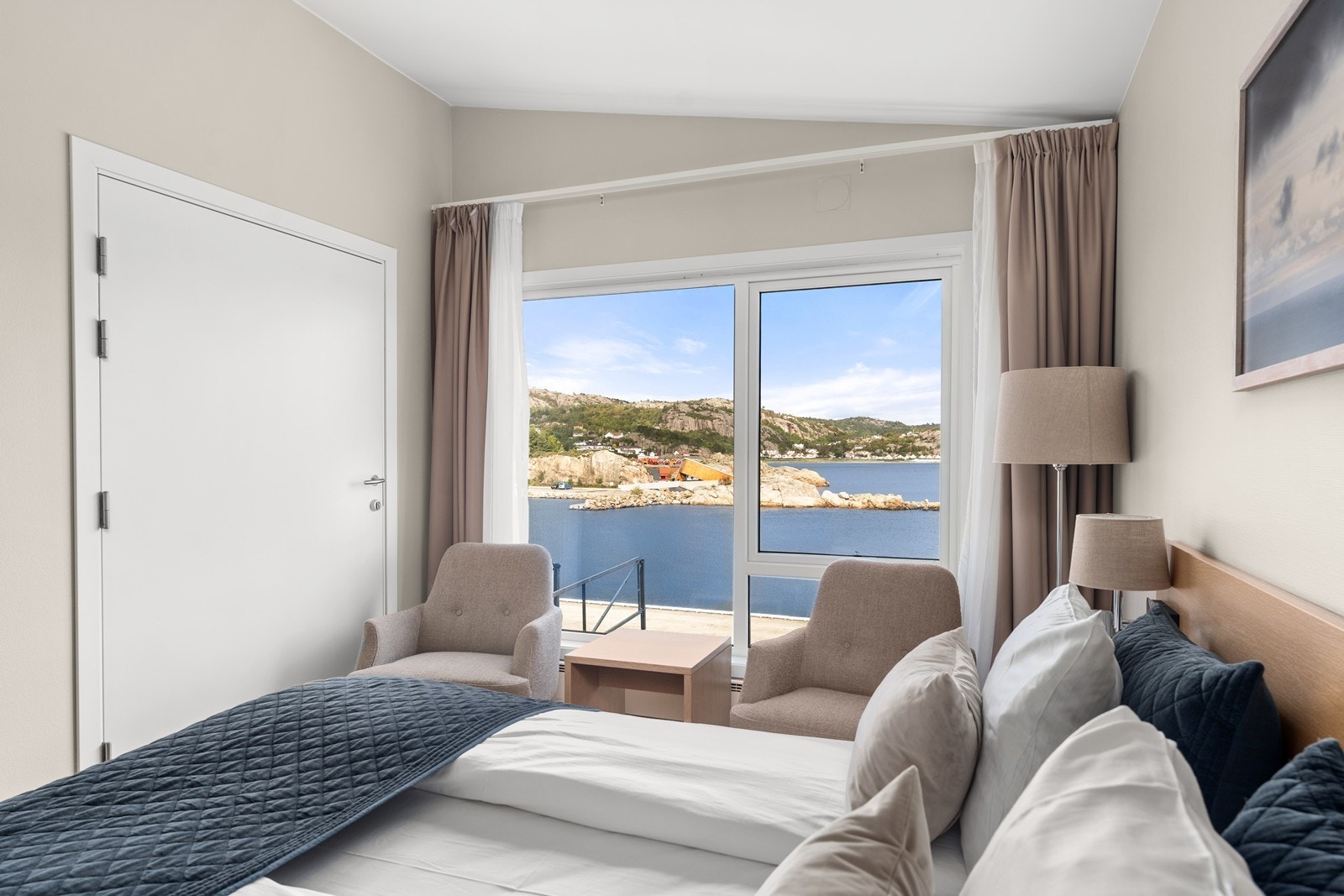 Hotellrom med dør inn til leilighet. Galleribilde