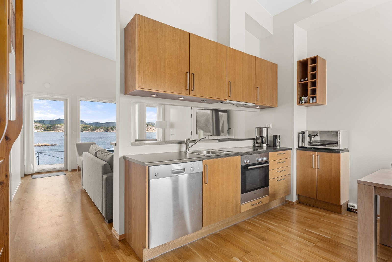 Åpen løsning fra stue til kjøkken. Galleribilde