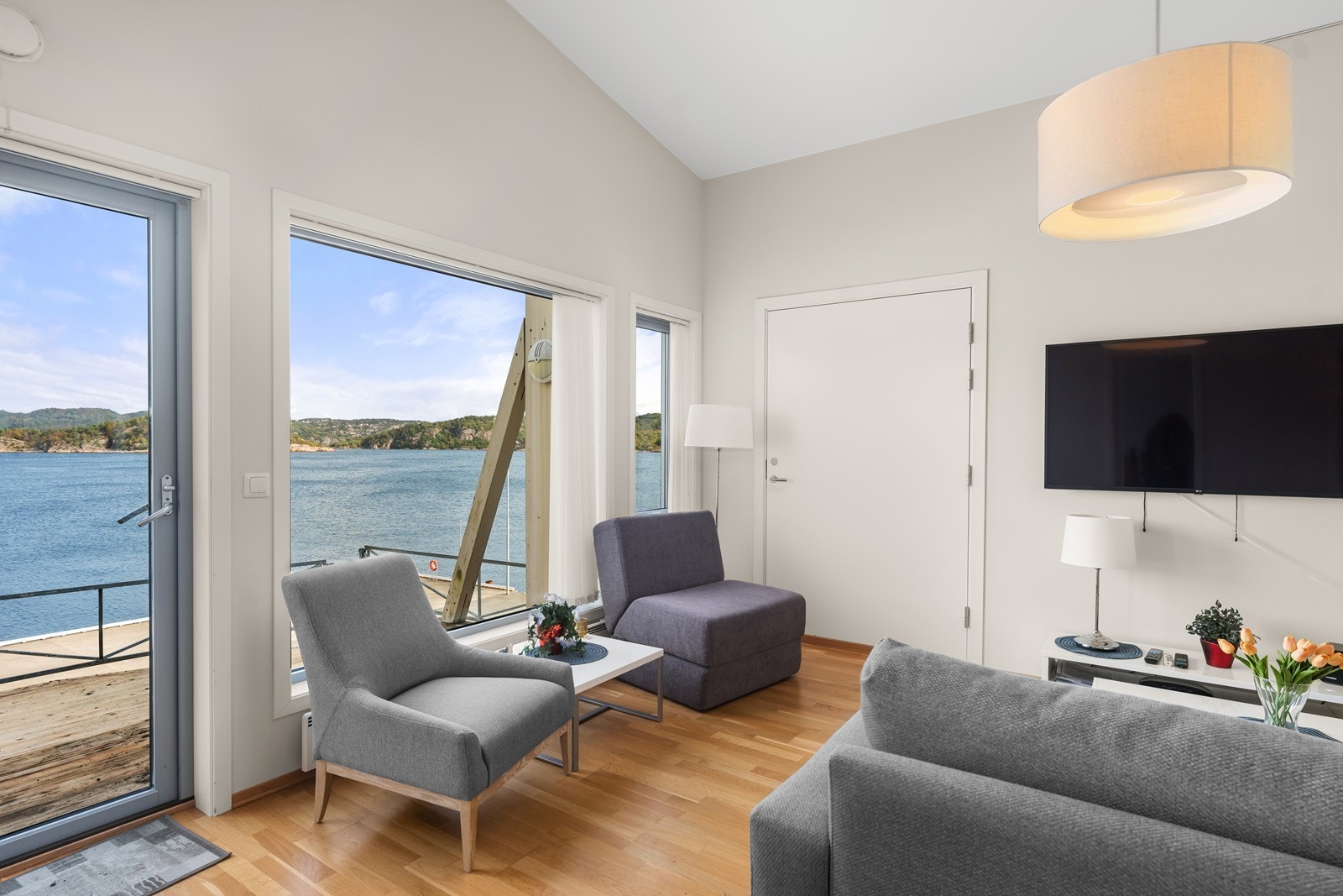 Her er dør inn til hotellrom slik at man enkelt kan åpne opp og bruke både leilighet og hotellrom for større plass. Galleribilde