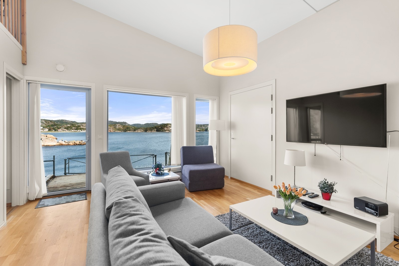 Stuen har store vindusflater og dør ut til balkong. Galleribilde