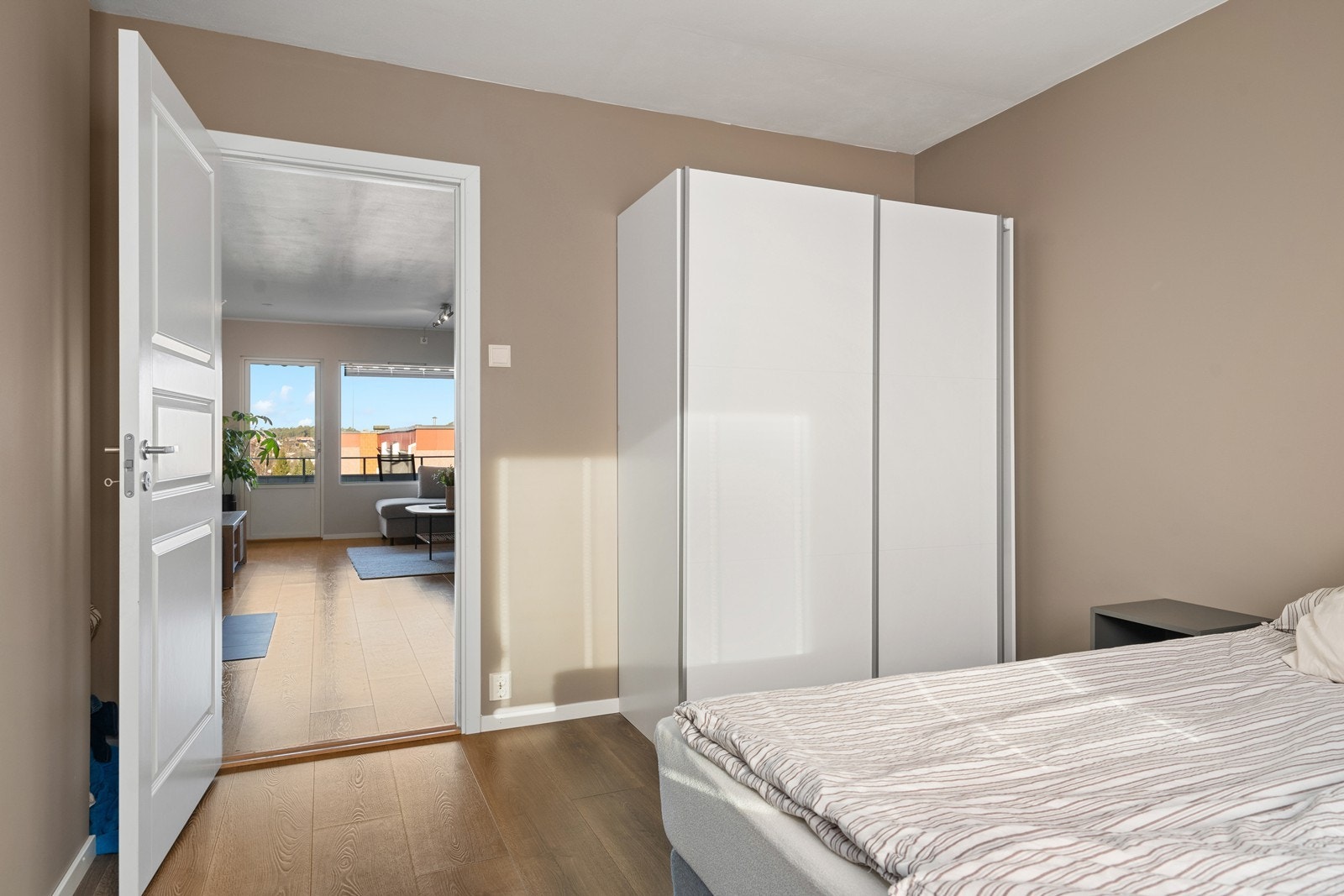 Her er det også et garderobeskap med skyvedørsfronter Galleribilde