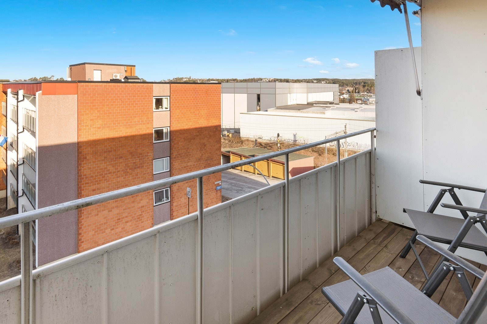 Vestvendt og solrik balkong Galleribilde