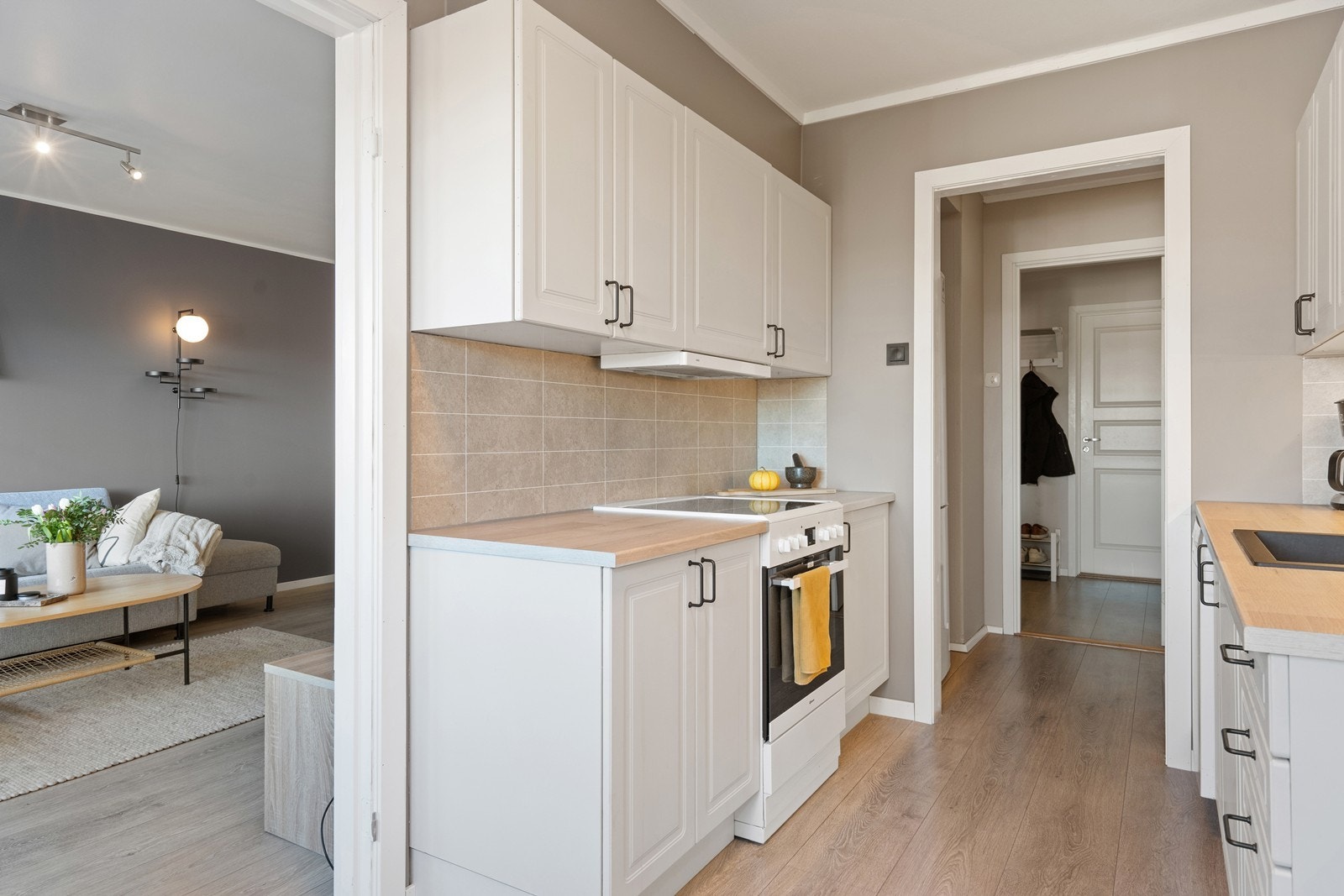 Kjøkkenet har innredning med malte profilerte fronter, og med laminerte benkeplater Galleribilde