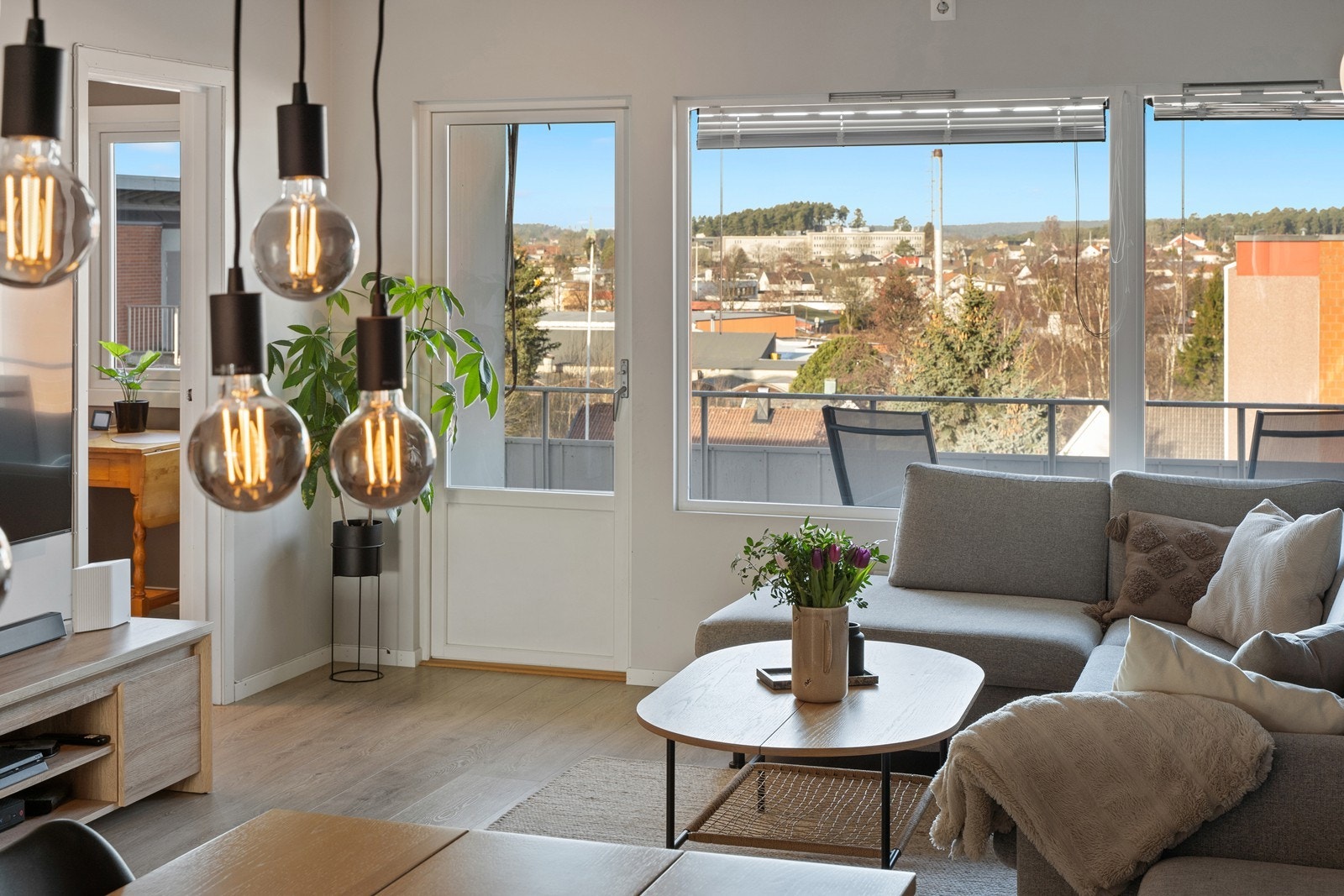 Fra stuen er det utgang til vestvendt balkong med vid utsikt Galleribilde