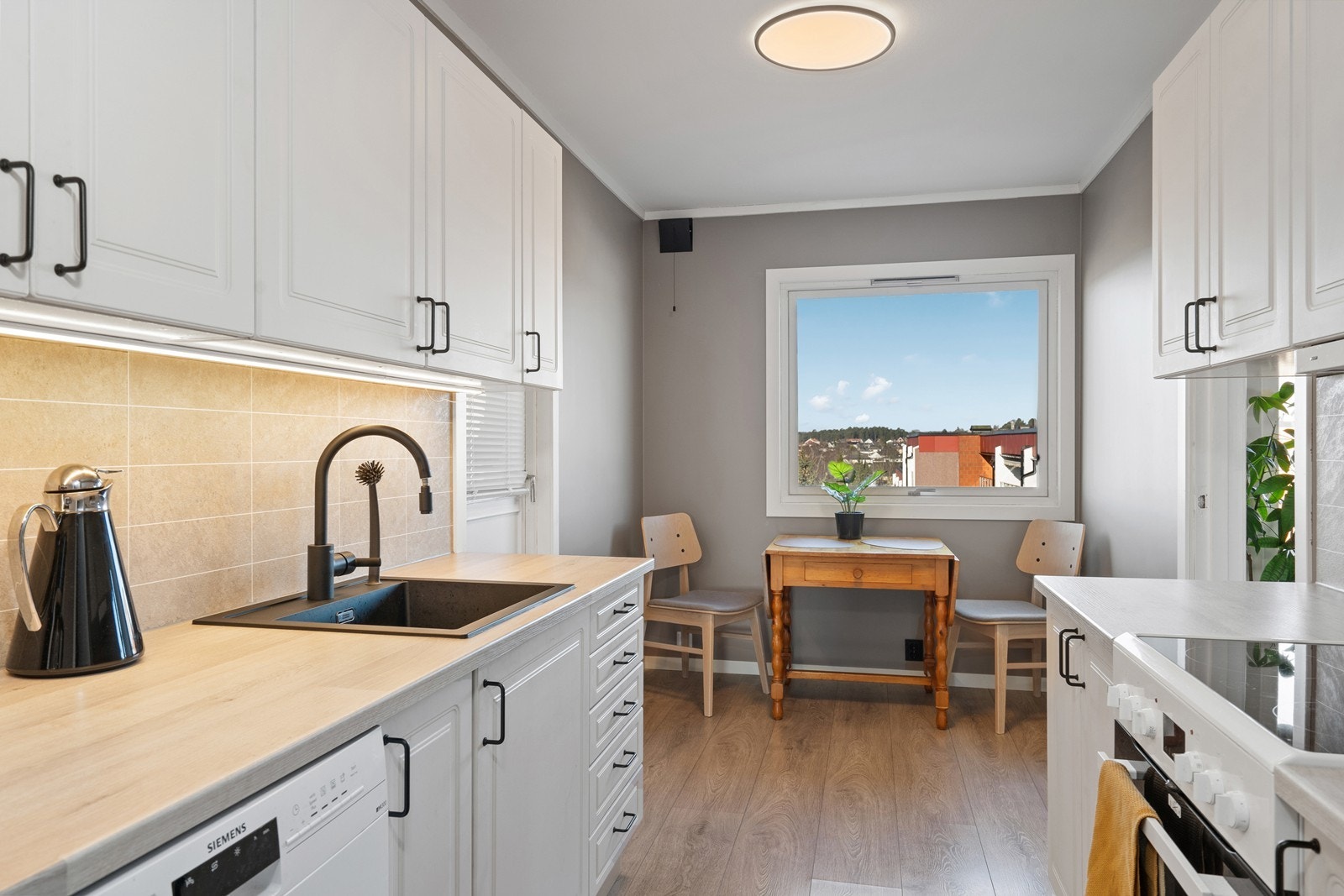 På kjøkkenet er det plass til en liten spisegruppe ved vinduet Galleribilde