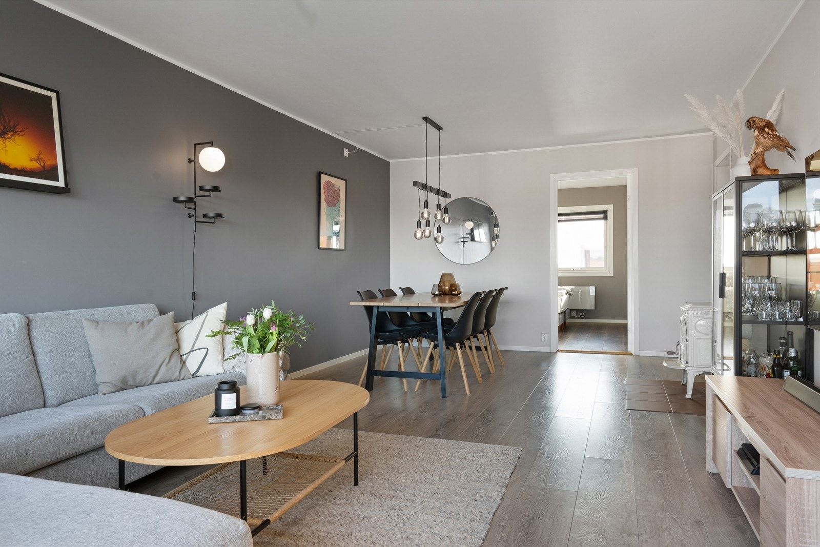 Leiligheten er overflate oppusset i 2024 og har pene overflater Galleribilde