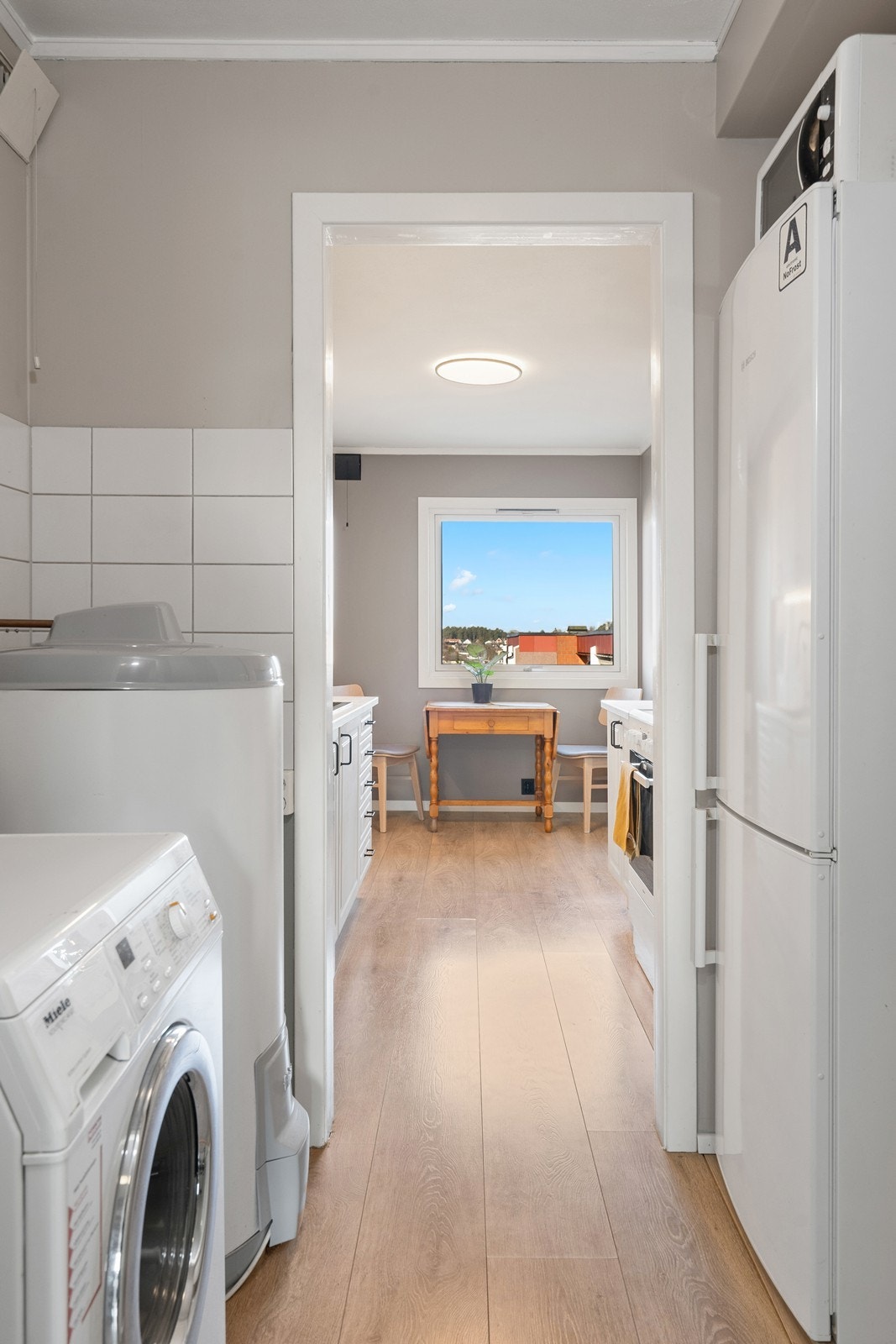 Vaskerom i tilknytning til kjøkken og entré Galleribilde