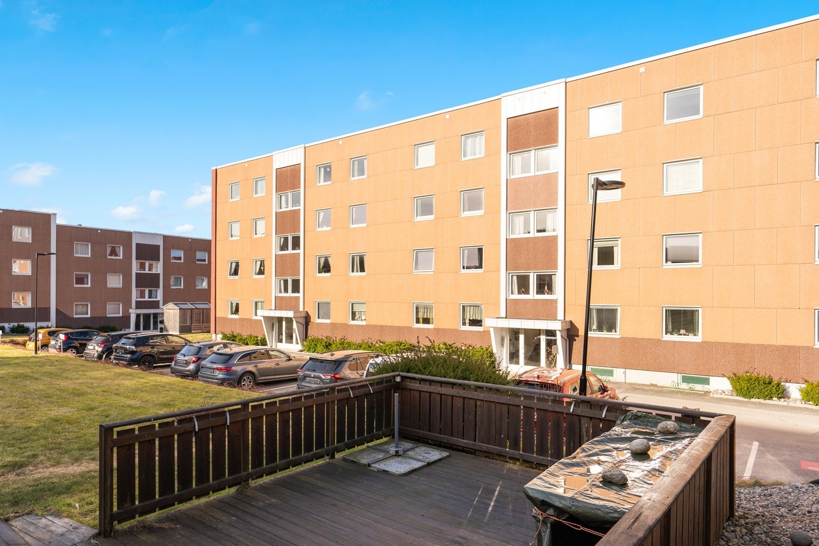 Tomten som er felles for hele borettslaget er pent opparbeidet med grøntarealer slik som gressplen, hekkbeplantning, diverse prydbusker og vintergrønt Galleribilde