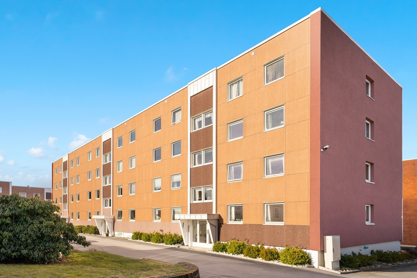 Det er gangavstand til skoler, barnehager, idrettsplass og Sarpsborg sentrum med post, banker, offentlige kontorer, butikker etc. Galleribilde