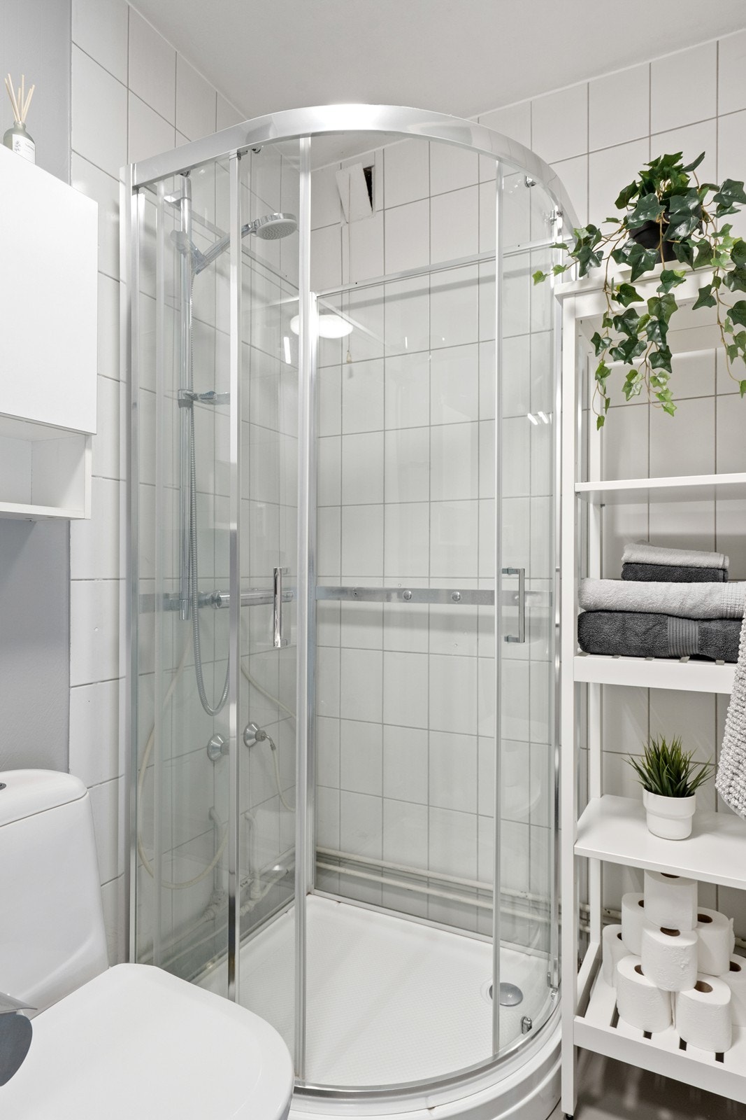 Baderommet har dels en eldre standard, men det har blitt foretatt overflatebehandlinger og oppgraderinger av sanitærutstyr over tid Galleribilde