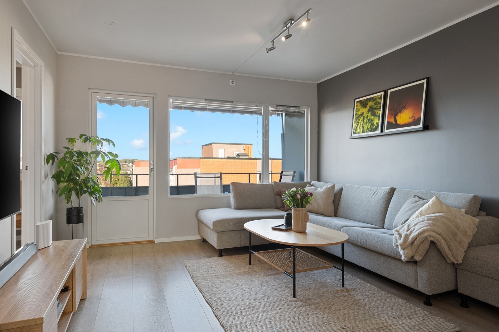 Stuen har gode vindusflater mot vest som gir rikelig med naturlig lys Galleribilde