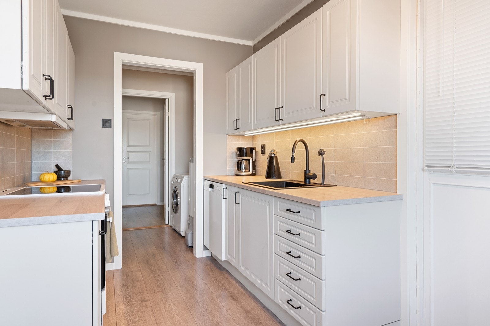 Det er godt med både skap- og benkeplass Galleribilde