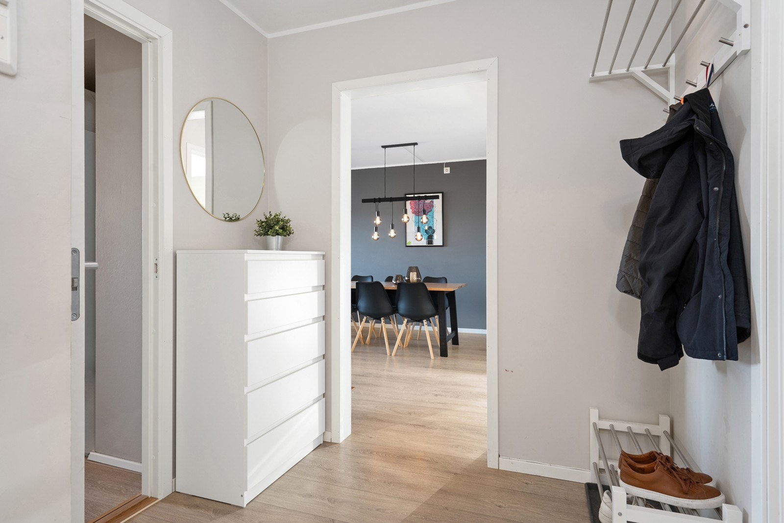 Entré med plass til oppheng for klær og skostativ Galleribilde