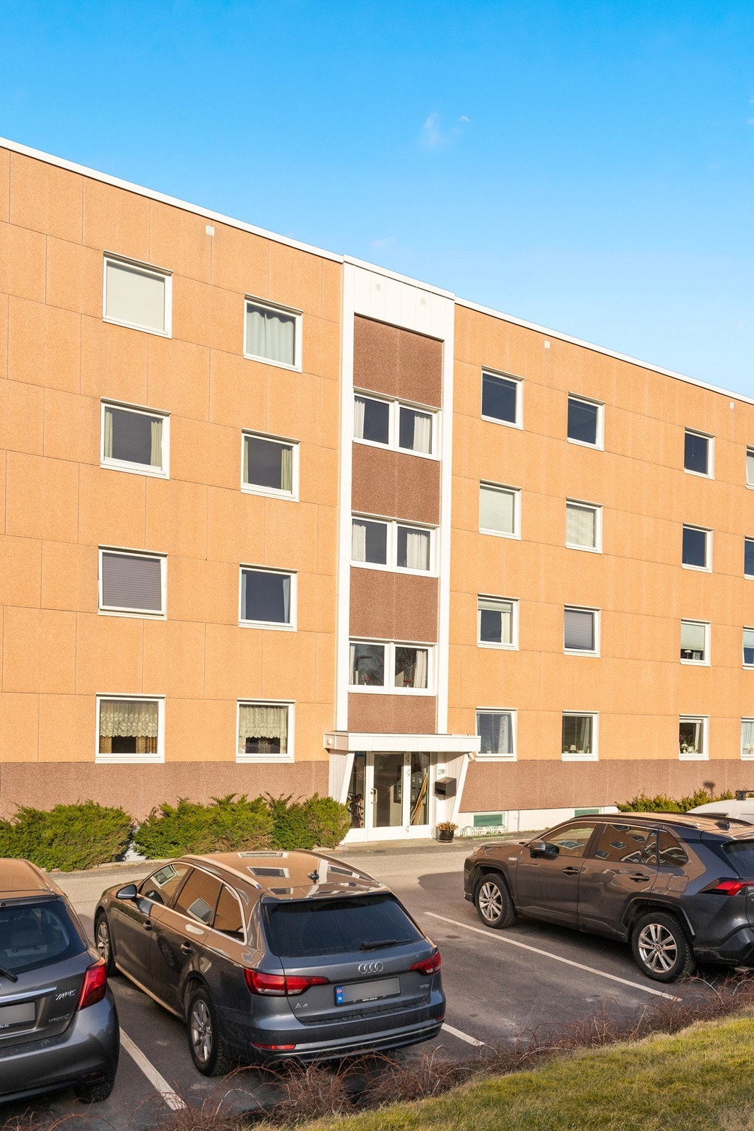 Biloppstillingsplass for bil og noen plasser for gjesteparkering Galleribilde