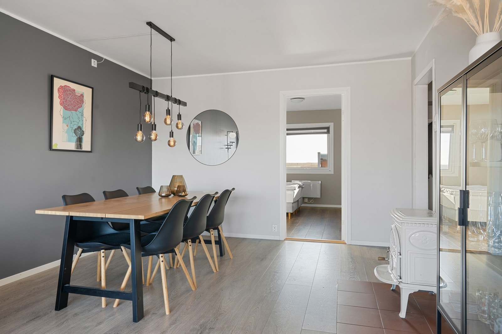 Det er god plass til både sofa- og spisegruppe Galleribilde