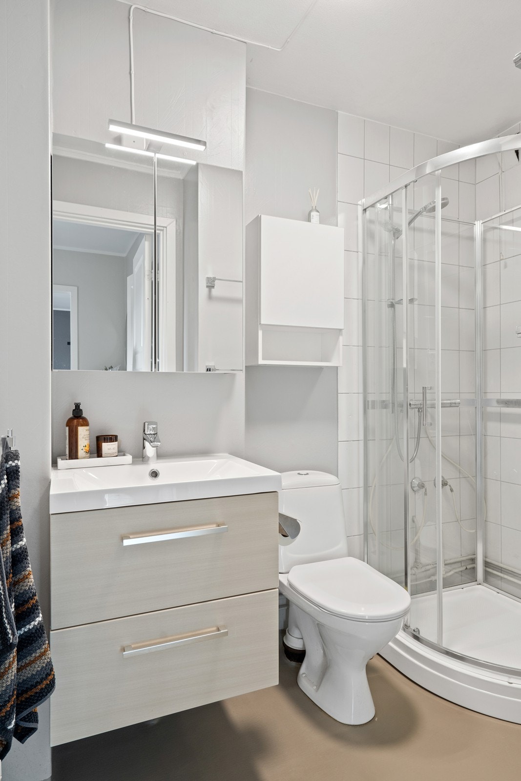 På baderommet er det WC, servant, dusjkabinett og en skapinnredning med slette fronter på underskap og speil på frontene på overskap. Servant, skap og dusjkabinett er skiftet i 2023 Galleribilde