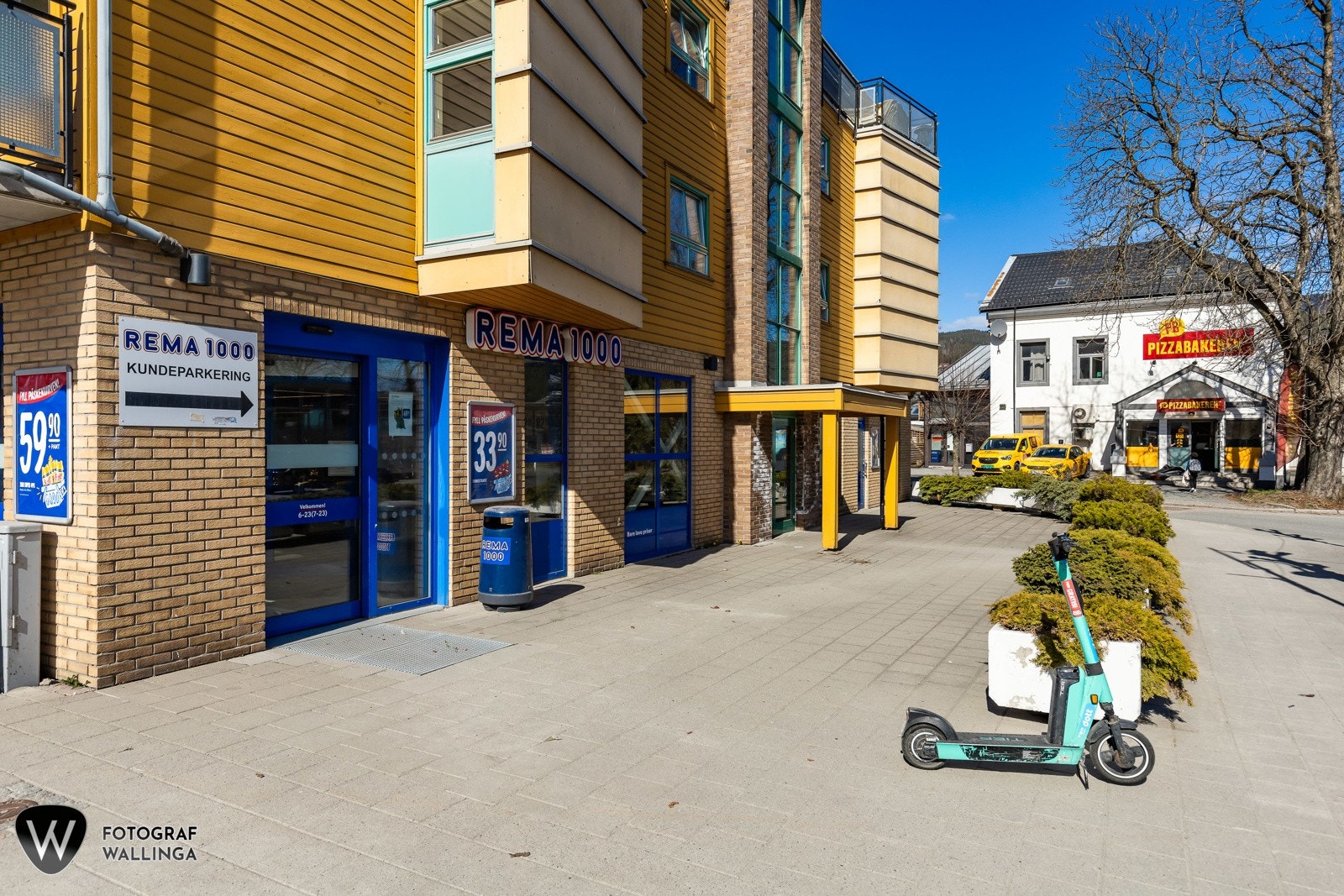 I sentrum ligger Rema1000, Kiwi og Extra. Galleribilde