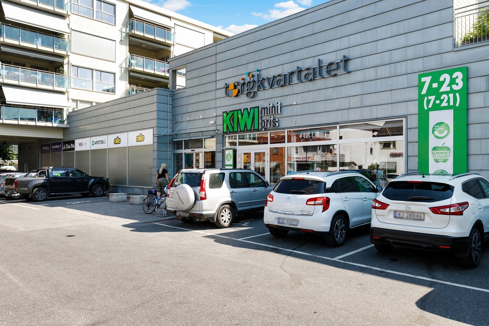 Rett over veien for sameiet finner du Torgkvartalet, her er det apotek, Nille, frisør, Kiwi med mer. Galleribilde