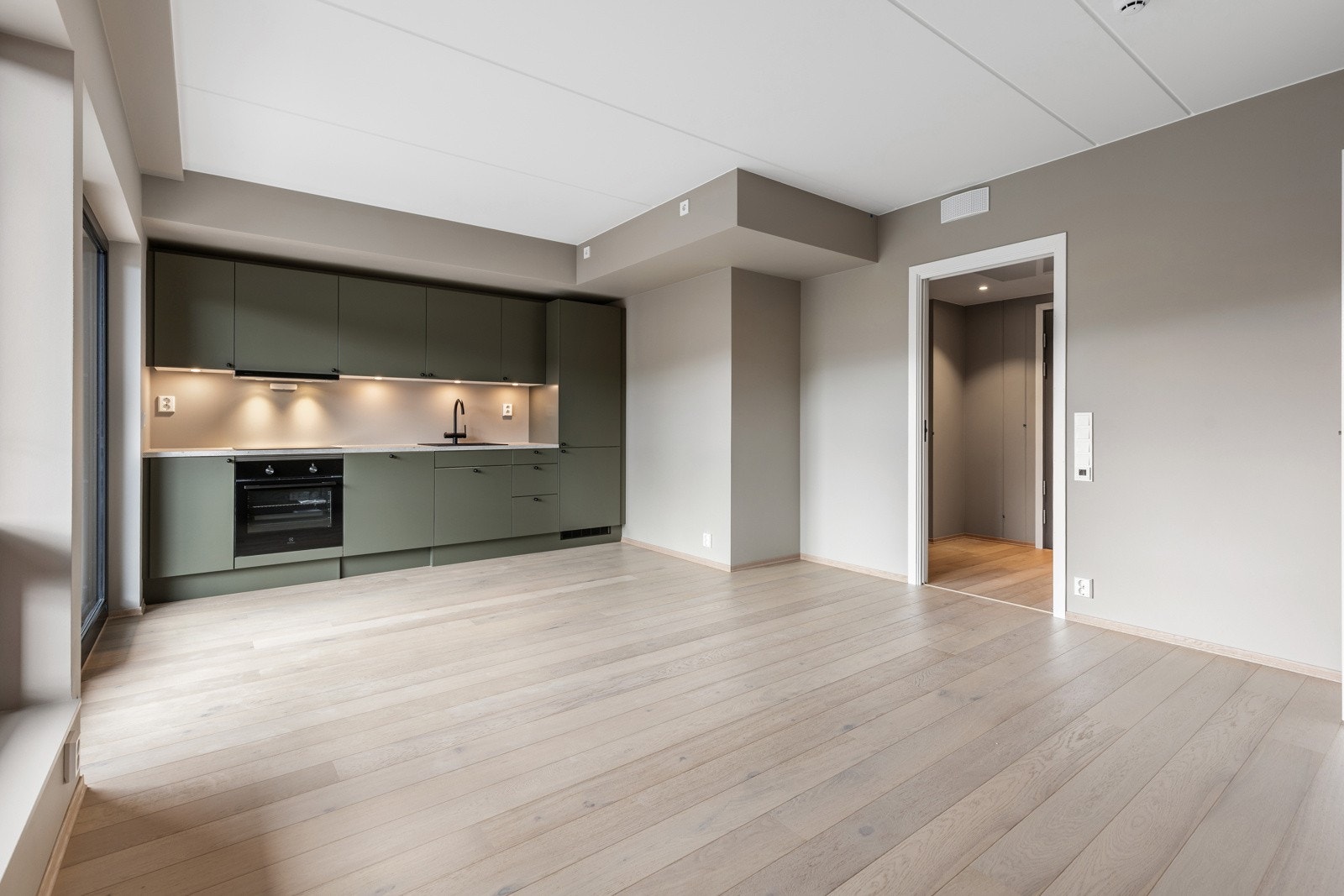 Veggene i rommet er lysmalt og 1-stavs eikeparkett med gulvvarme. Det er fin plass til sofagruppe og spiseplass. Galleribilde