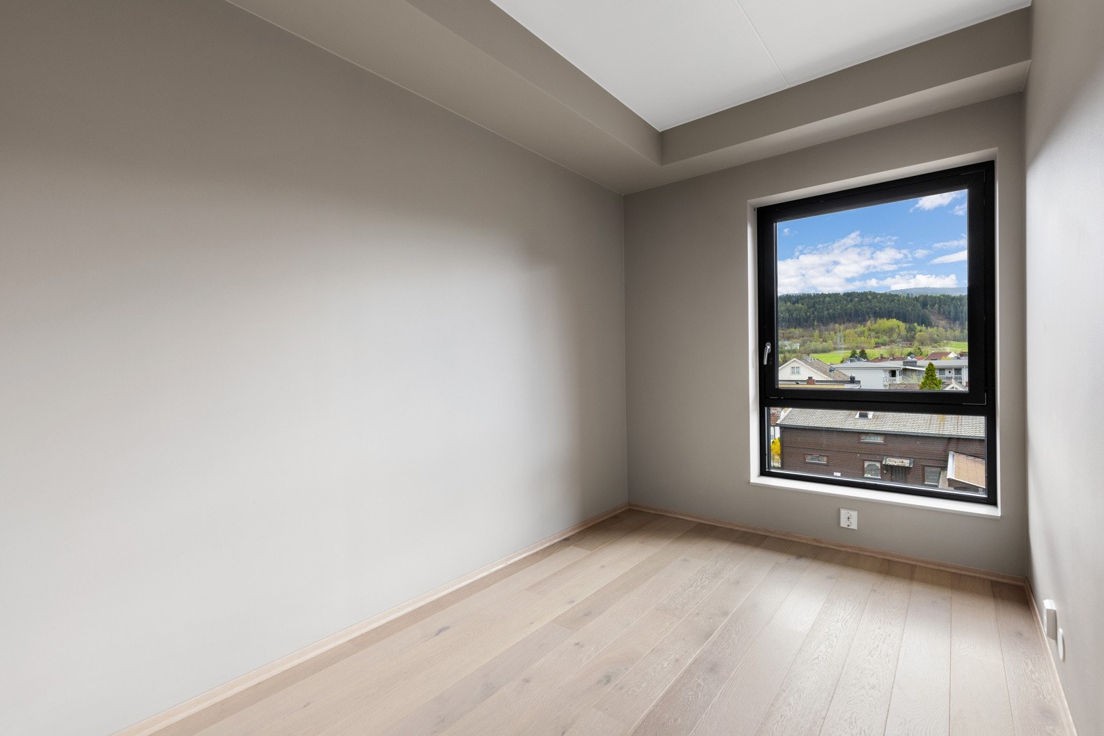 Soverommet ligger vendt mot rolig og koselig atrium og har vindu ut mot samme bakhage. Galleribilde