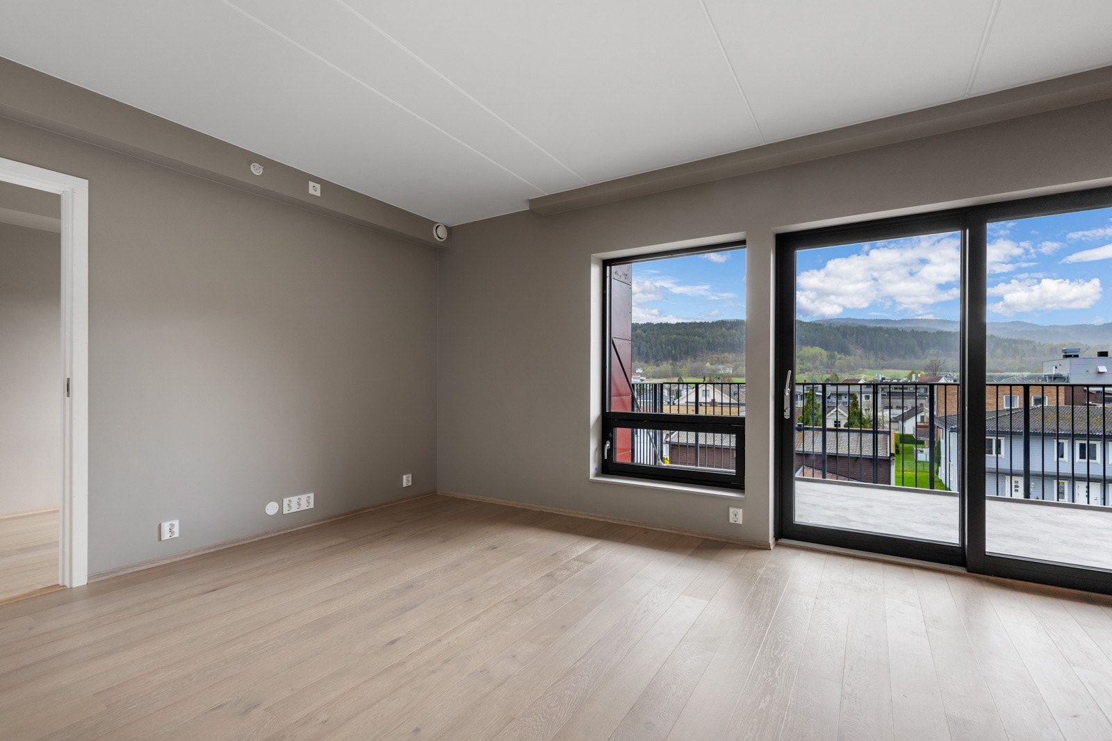 Det er god plass til sofagruppe, men også et spisebord. Galleribilde