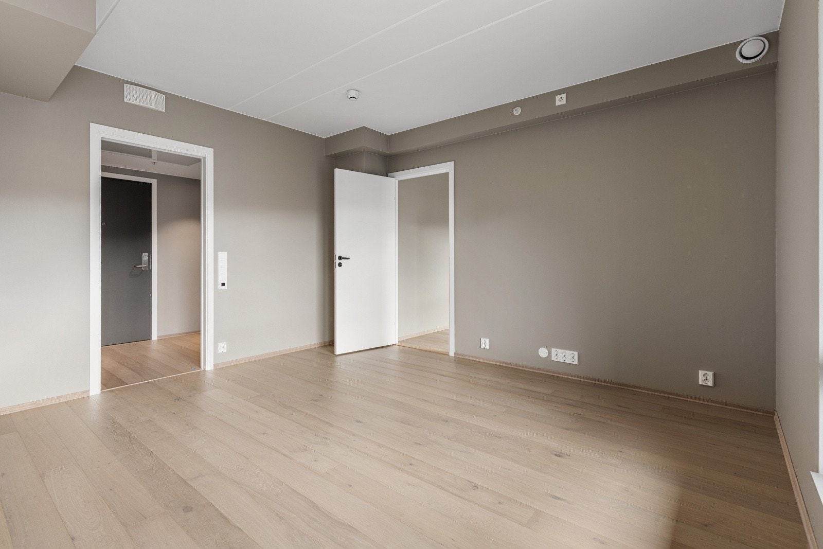 Veggene er malt i en lys og moderne farge, mens gulvet er 1-stavs eikeparkett med gulvvarme. Galleribilde