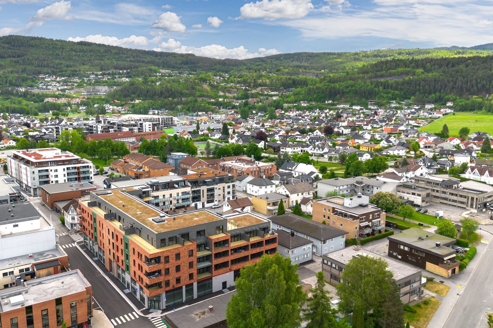 Mjøndalen sentrum byr både på gode servicetilbud, samt kort vei til skogen for fine turmuligheter. Galleribilde