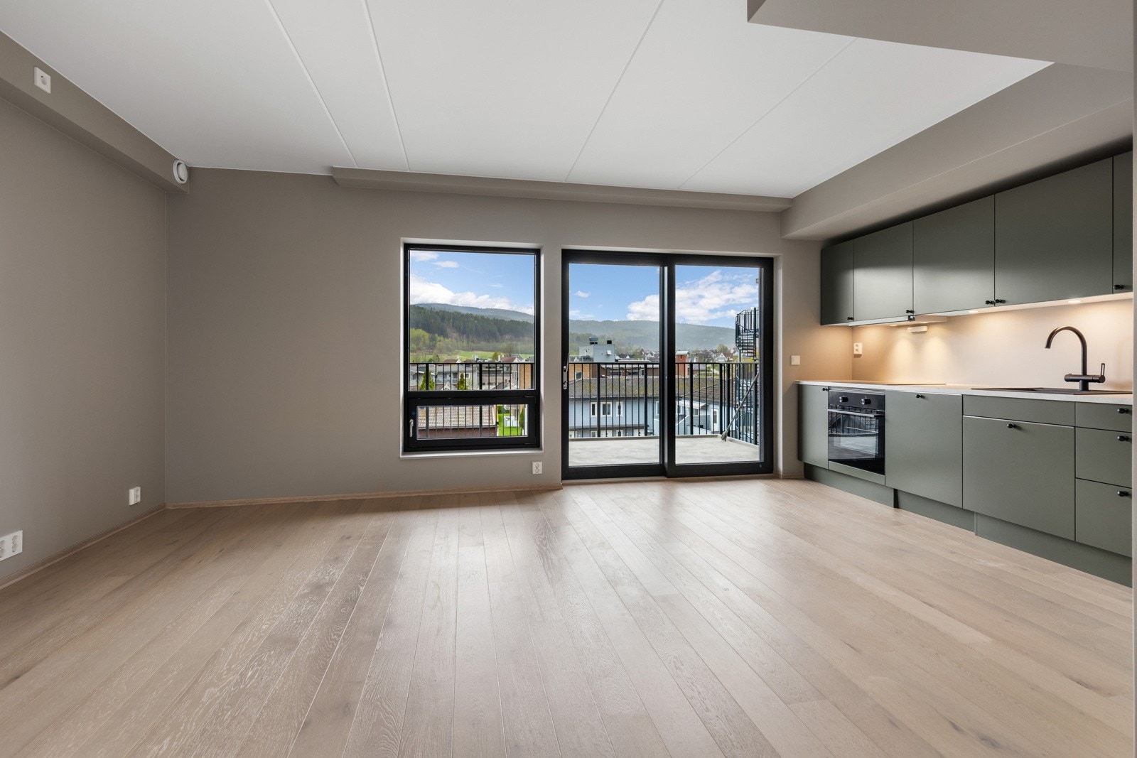 Stuen ligger i åpen løsning med kjøkkenet og sammen danner de et innbydende og sosialt allrom. Galleribilde