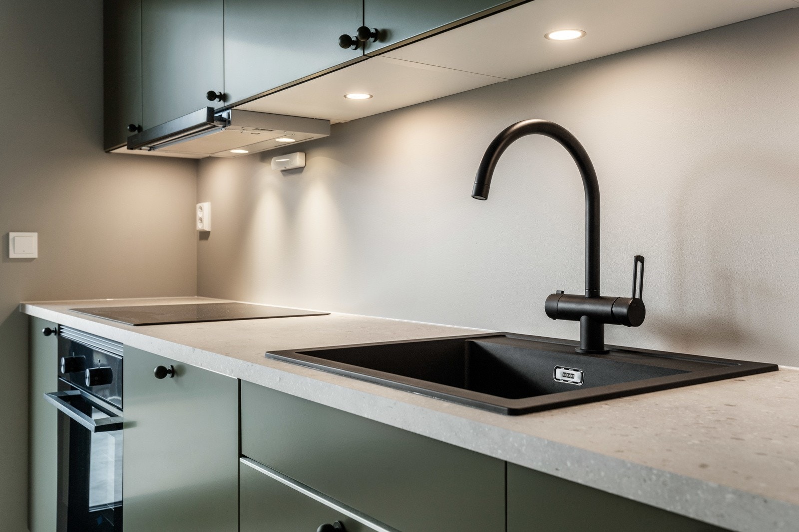 Benkeplaten er 30 mm laminat Delaware Stone med nedfelt vask, som er elegant og praktisk, med kjøkkenarmatur fra Tapwell. Videre er kjøkkenet utstyrt med hvitevarer fra Electrolux. Galleribilde