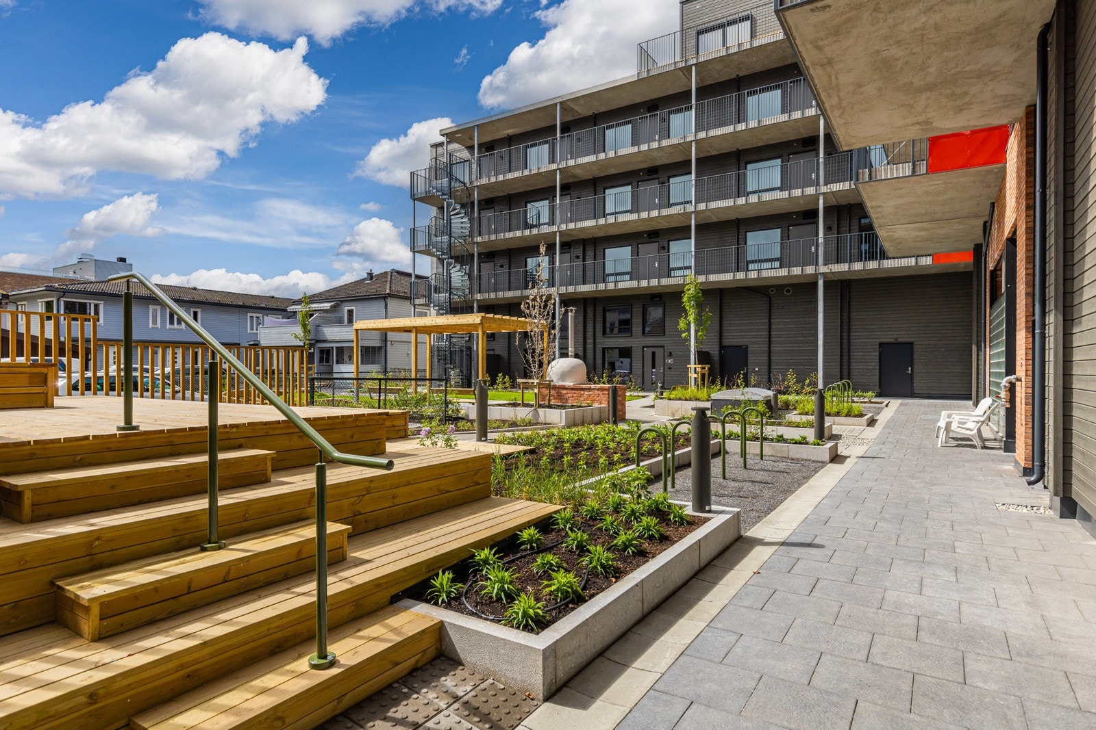 Pent opparbeidet atrium som ligger i midten av bygget. Galleribilde