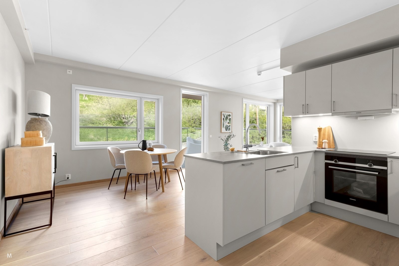 Funksjonelt kjøkken med alle hvitevarer integrert. Galleribilde