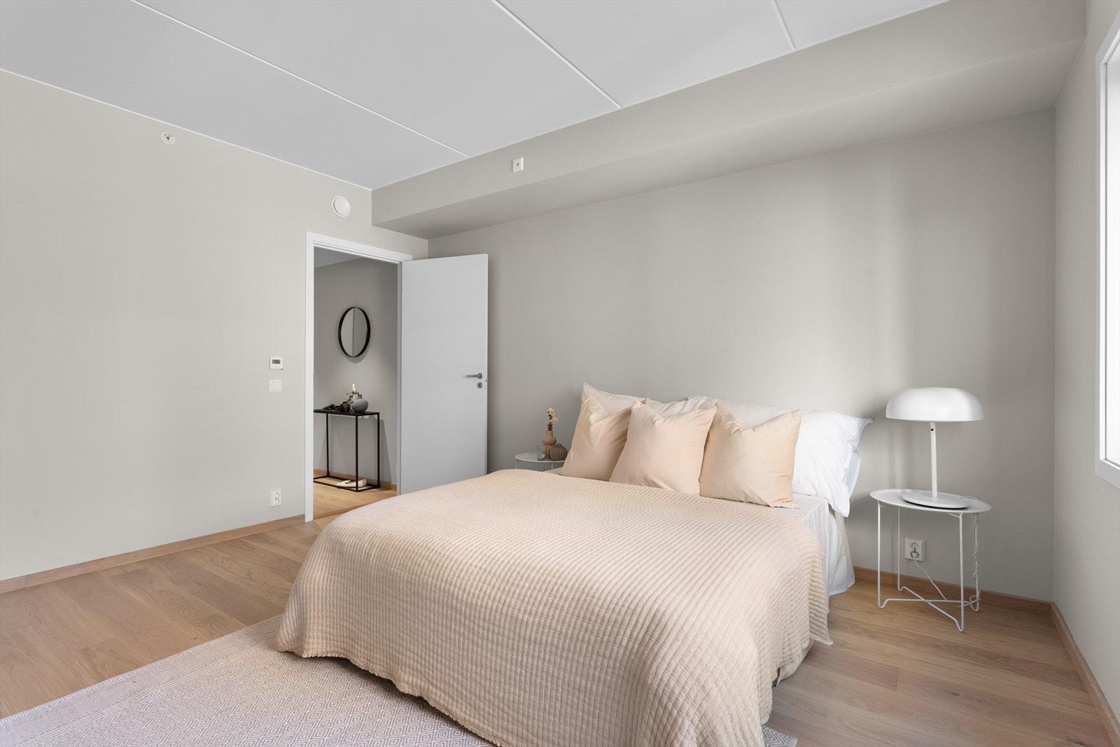 hovedsoverom med god garderobeplass Galleribilde