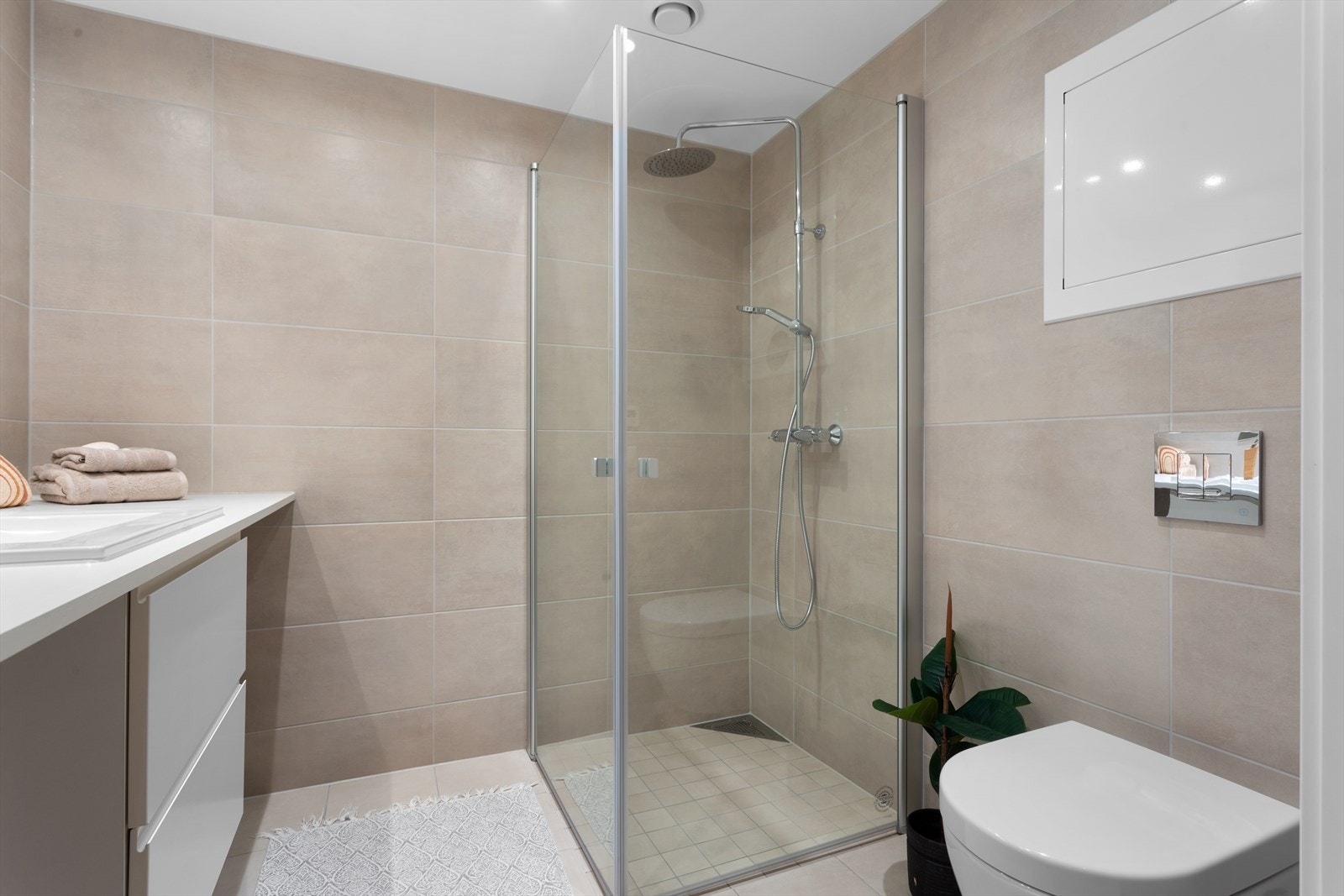 Dusj med innfellbare dører, vegghengt wc. Galleribilde